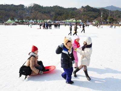 2012년 의림지 동계민속대제전 얼음 썰매 체험행사 썸네일 이미지